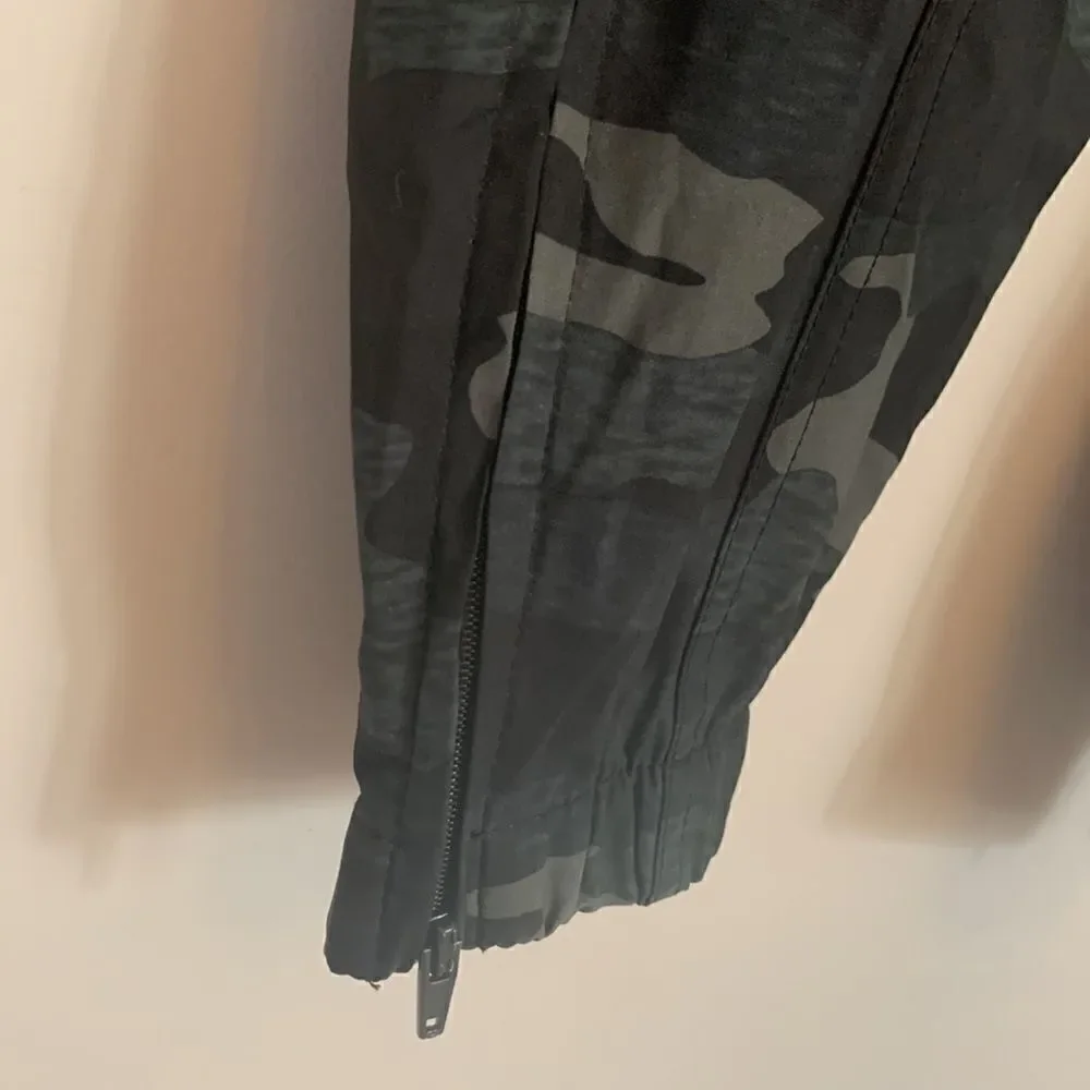 Old Navy active camouflage mid rise joggersSize XS NWT
